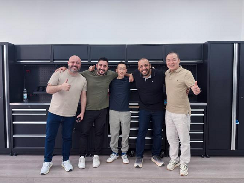 Os clientes visitam a linha de ouro e finalizam os pedidos presenciais